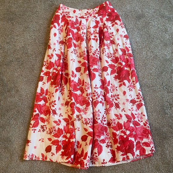 Sofia Made In Italy Dresses & Skirts - Floral Red and White Skirt Elastic Waistband Back Pockets Size S/M Made in Italy